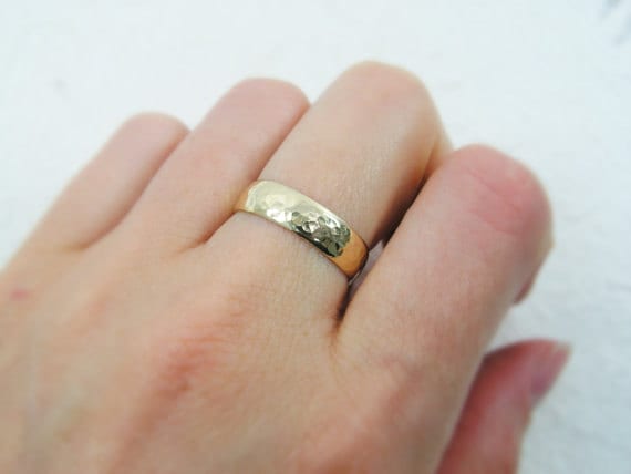 Ehering Für Herren. Gehämmerter Ehering. Frauenband. Gehämmerter, Mattierter Gewölbter Aus 14-Karätigem Gelbgold, 5 Mm Ehering Für Herren. Gehämmerter Ehering. Frauenband. Gehämmerter, Mattierter Gewölbter Aus 14-Karätigem Gelbgold, 5 Mm von KaiJewelry585