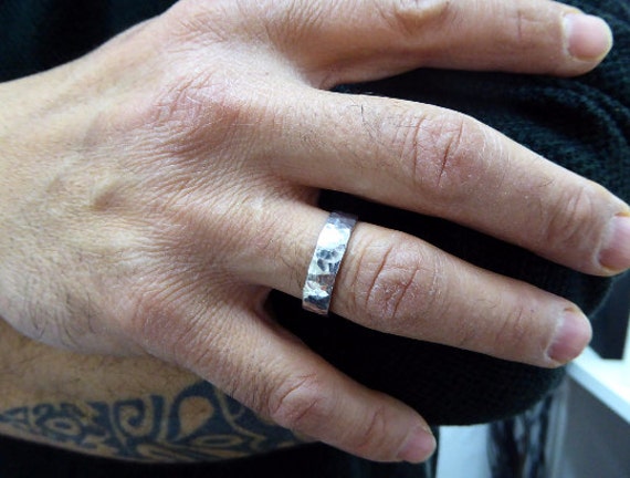 Ehering Für Männer. 6, 5/1 Mm. Gehämmerter Ehering. Aus 14 Karat Gehämmertem Weißgold. Goldring von KaiJewelry585