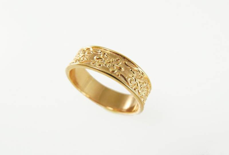 Fleur De Lis Ring 14K Massiver Goldring. Textur Ehering. Ehering Aus Echtem Gold. Seine Eheringe Gehören Ihr. 14-Karätiges Goldband von KaiJewelry585
