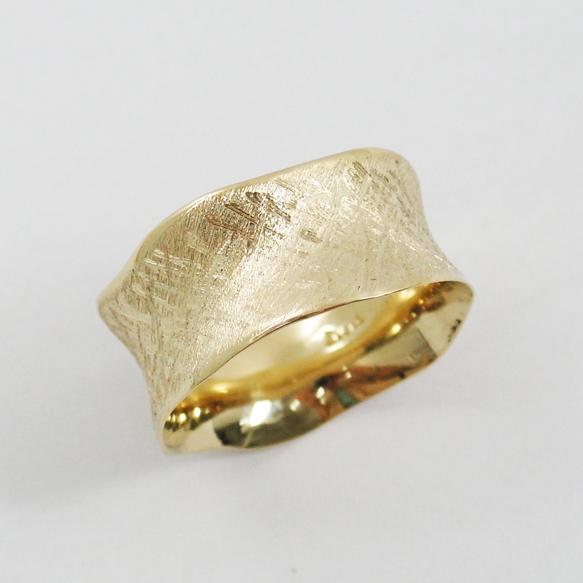 Frauen Ehering. 14 K Gelbgold Breite Kurvige Ehering Für Sie. | Gr-9295-1442 Frauen Ehering. 14 K Gelbgold Breite Kurvige Ehering Für Sie. | Gr-9295-1442 von KaiJewelry585