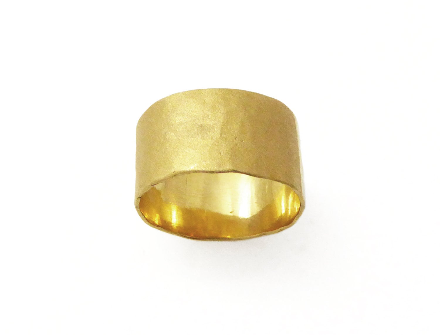 Frauen Ehering. 22K Breiter Trauring. Gehämmerter Statement Ring. Besonderer Frauen Ehering. 22K Breiter Trauring. Gehämmerter Statement Ring. Besonderer von KaiJewelry585