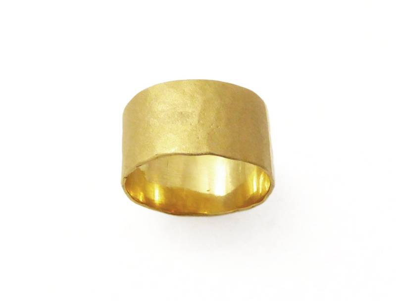 Frauen Ehering. 22K Breiter Trauring. Gehämmerter Statement Ring. Besonderer von KaiJewelry585