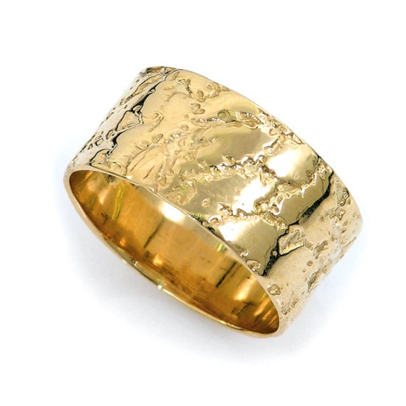 Gebrochener Erd Ehering. Breiter Goldhochzeitsring . Strukturierter Gelbgold-Ehering. Goldring | Gr-9061-651 von KaiJewelry585