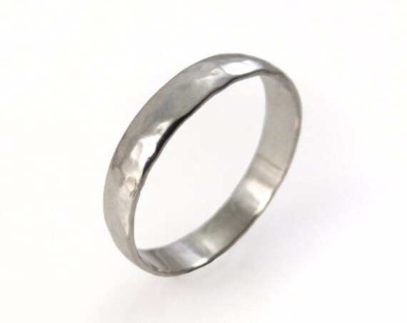 Gehämmerter Ehering. 14 Karat Weißgold. 4mm Breit.1mm Dickes Band Herren Ehering.frauen Seine Ihre Eheringe | 2136 Gehämmerter Ehering. 14 Karat Weißgold. 4mm Breit.1mm Dickes Band Herren Ehering.frauen Seine Ihre Eheringe | 2136 von KaiJewelry585