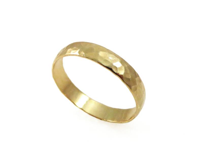 Gehämmerter Ehering. 14K Gelbgold Band. 4mm Ehering Männer Trauring. Frauen Herrenring. Versprechen Ringe von KaiJewelry585