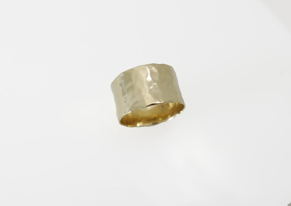 Gehämmerter Ehering. Gold Breiter Ehering Aus 14K Gelbgold. Breiter Gehämmerter Trauring. 11mm Gehämmerter Ehering. Gold Breiter Ehering Aus 14K Gelbgold. Breiter Gehämmerter Trauring. 11mm von KaiJewelry585