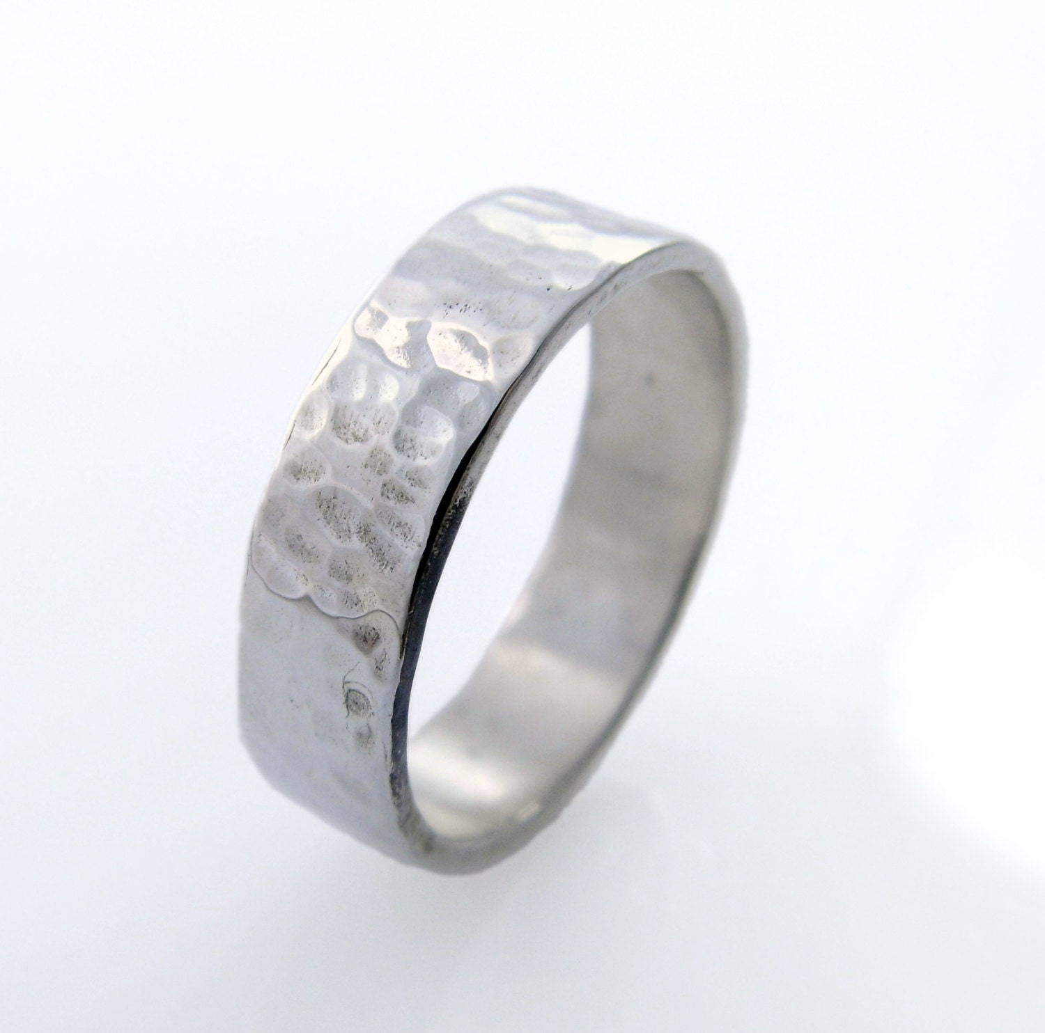 Gehämmerter Goldener Ehering. Ehering Für Männer. Aus 14 Karat 6 Mm Gehämmertem Weißgold. | Gr-9450-2074 Gehämmerter Goldener Ehering. Ehering Für Männer. Aus 14 Karat 6 Mm Gehämmertem Weißgold. | Gr-9450-2074 von KaiJewelry585