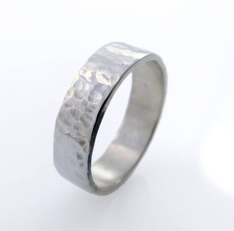 Gehämmerter Goldener Ehering. Ehering Für Männer. Aus 14 Karat 6 Mm Gehämmertem Weißgold. | Gr-9450-2074 von KaiJewelry585
