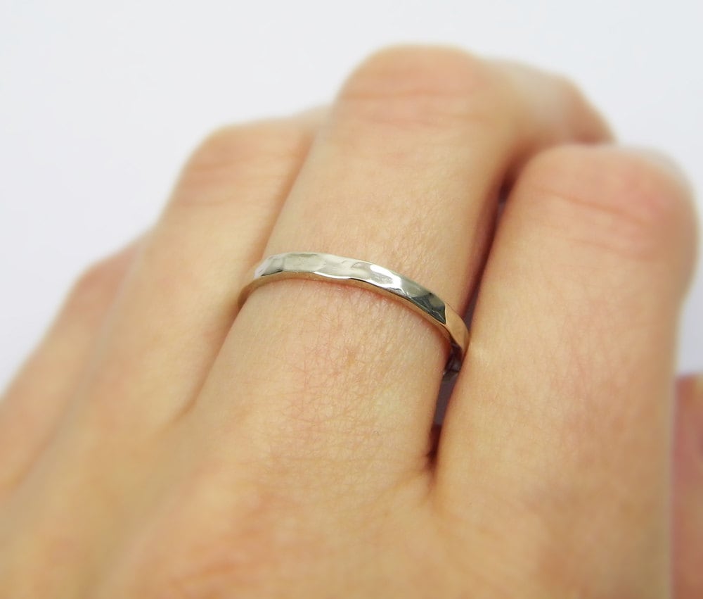 Gold Gehämmerter Trauring. 14K Dünner Ehering. 2mm Gehämmerter Herren Damen Frauen Goldband .delicate Band Gold Gehämmerter Trauring. 14K Dünner Ehering. 2mm Gehämmerter Herren Damen Frauen Goldband .delicate Band von KaiJewelry585