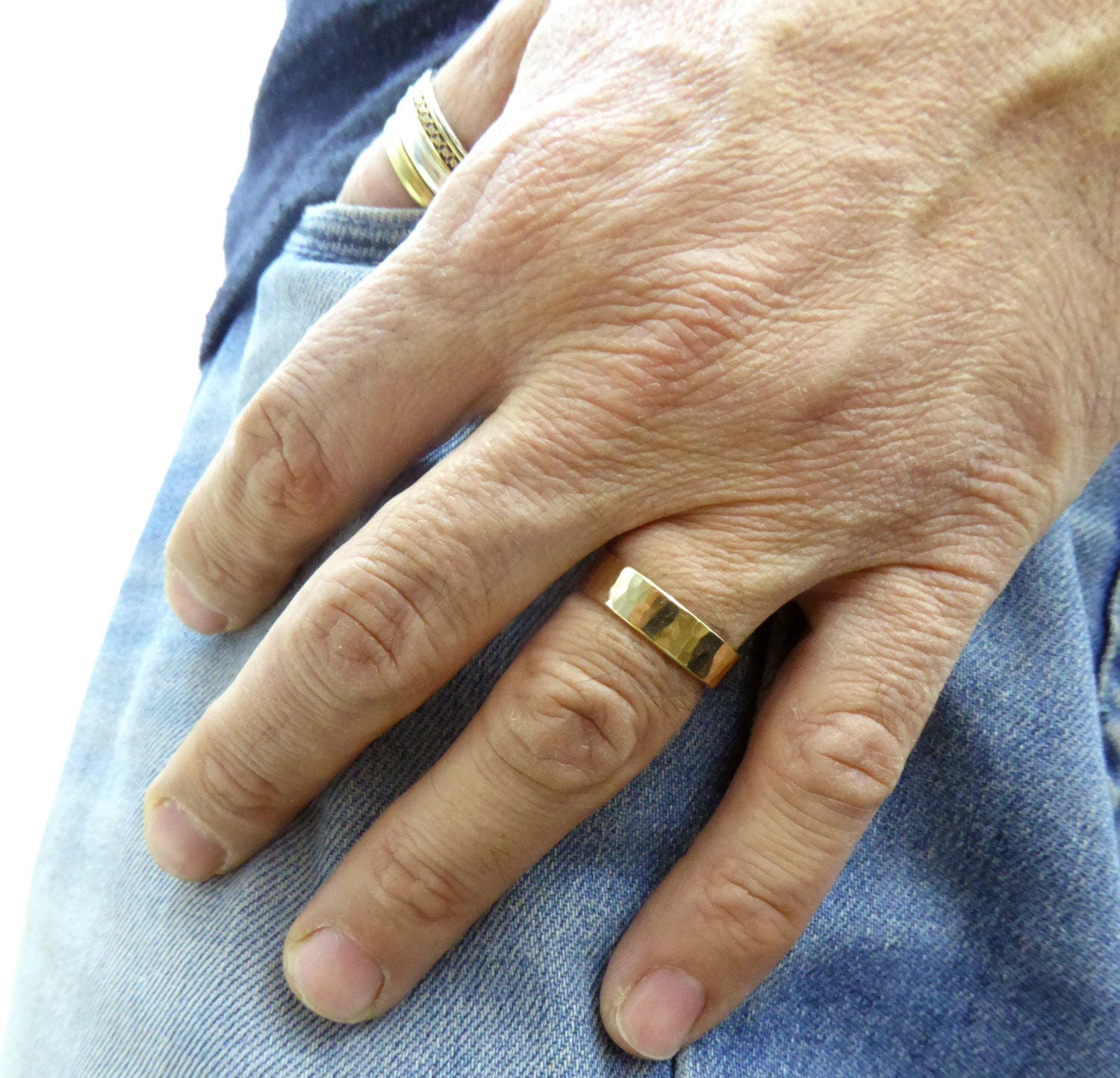 Herren Ehering Aus Gold. 1, 1 Mm Gehämmerter Ehering. 14-Karätigem Gehämmertem Gelbgold. Für Frauen. Massives Dickenband Herren Ehering Aus Gold. 1, 1 Mm Gehämmerter Ehering. 14-Karätigem Gehämmertem Gelbgold. Für Frauen. Massives Dickenband von KaiJewelry585