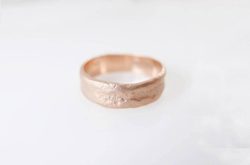 Herren Roségold Ring. 14K Matt Gold Handgeformter Ehering. Natürlicher Design-Ehering. Unisex Roségoldener Ehering .1493 von KaiJewelry585