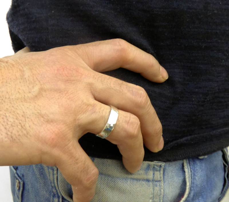 Mann Ehering. Hammerschlag Goldring. Frau Ehering .mann Hammer Hochzeit. 14K Weißgoldenes Band. Weißgold von KaiJewelry585