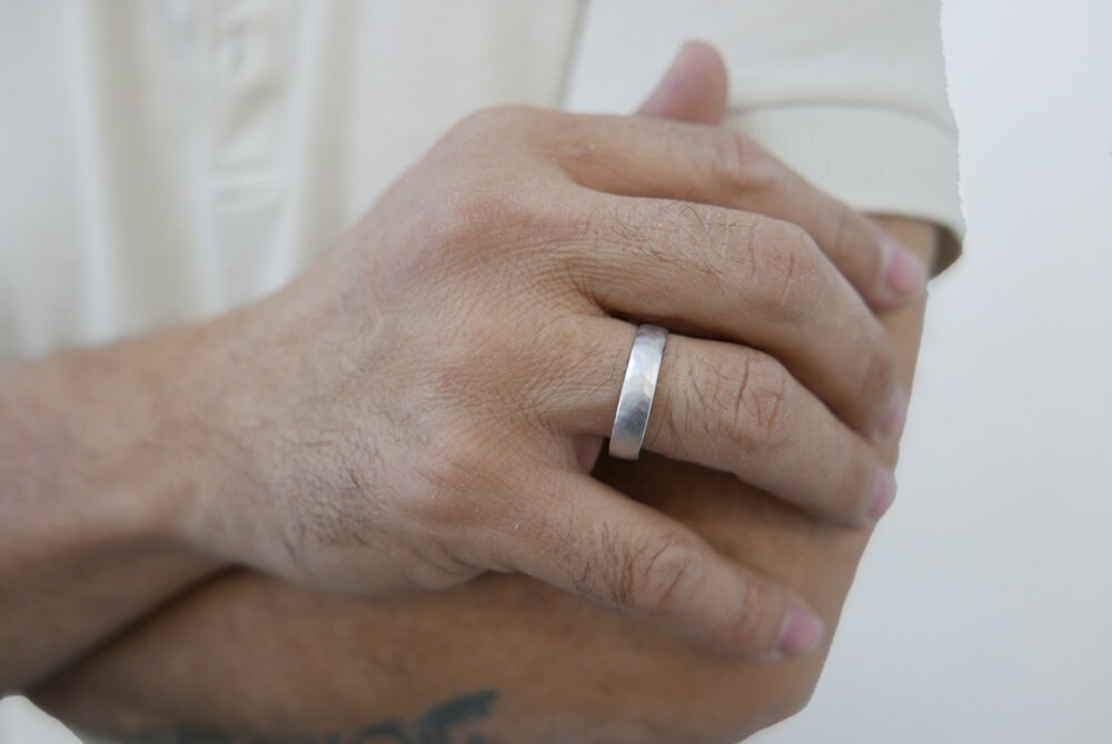 Matte Man Ehering. Mann Gehämmerter Goldring. Frau Mannhammer-Hochzeit. 14K Gehämmerter von KaiJewelry585