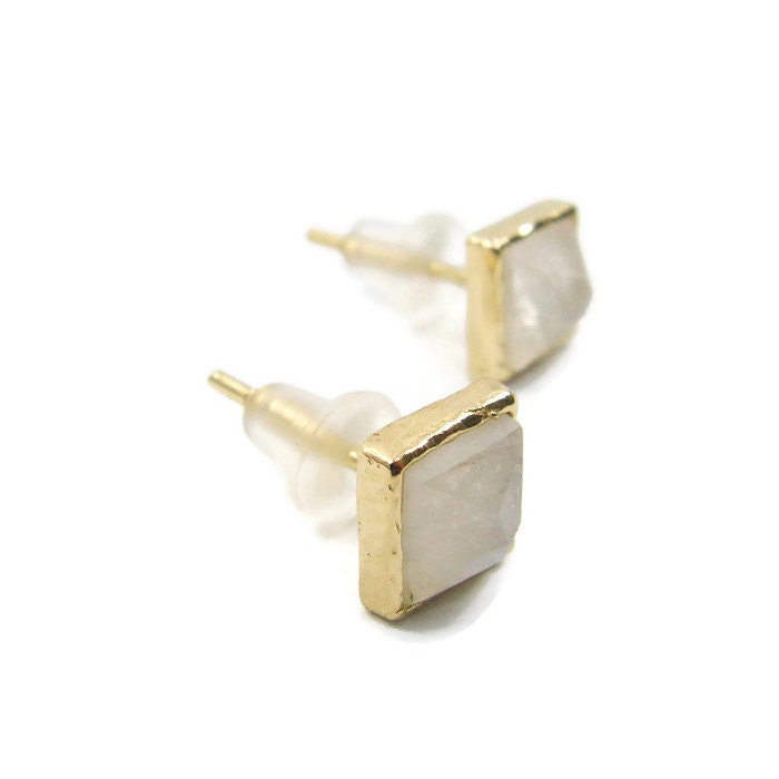 Mit Goldfarbenen Ohrsteckern. 14K Gold Ohrringe. 5x5mm Mondstein Ohrstecker. Ohrstecker Vergoldet. Squeer Schmuck von KaiJewelry585