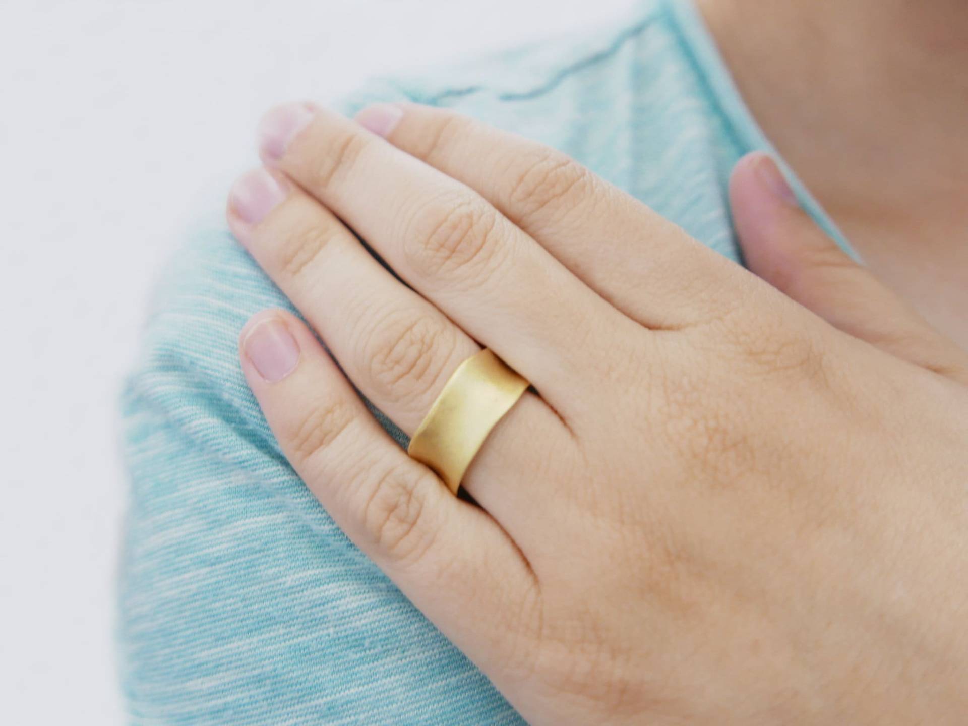 Sahara Dune Ehering. Ehering Aus 14-Karätigem Gelbgold Für Damen. Breiter Kurviger Sie Sahara Dune Ehering. Ehering Aus 14-Karätigem Gelbgold Für Damen. Breiter Kurviger Sie von KaiJewelry585