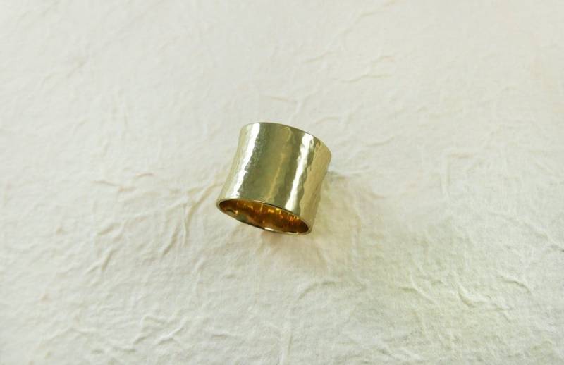 Super Breiter Damen Trauring .14 Mm Breit Unikat Ehering. Goldband. Gehämmerter 14K Gold Gehämmerter Ring von KaiJewelry585