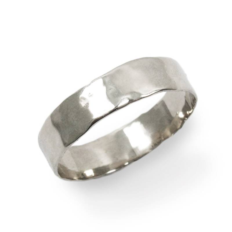 Weißgoldener Ring. 14K Weißgold Dünner Gehämmerter Ehering. Herren Unisex | Gr-9303-297 von KaiJewelry585
