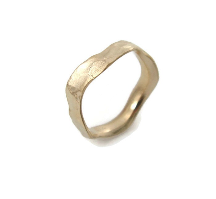 Welliger Goldring. 4, 5 Mm Breiter Ehering - 14 Karat Gelbgold. Für Ihn Und Sie, Mattierter | Gr9427-1517 von KaiJewelry585