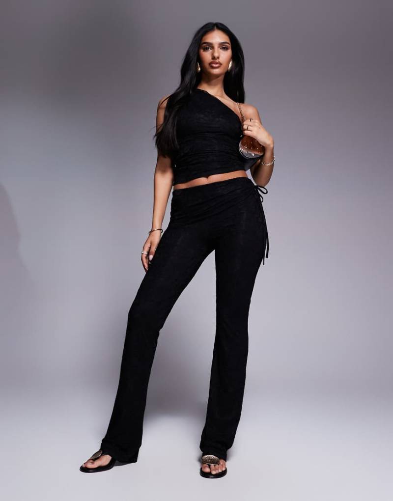 Kaiia - Exclusive - Doppellagige, figurbetonte Hose in Schwarz mit Gürtel und Spitzenverzierung, Kombiteil von Kaiia