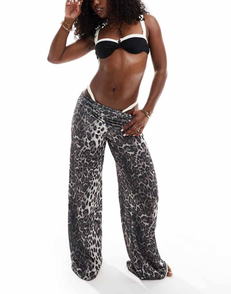 Kaiia - Exklusives Bikinioberteil in Schwarz-Weiß mit kontrastierendem Körbchenbesatz, Kombiteil von Kaiia