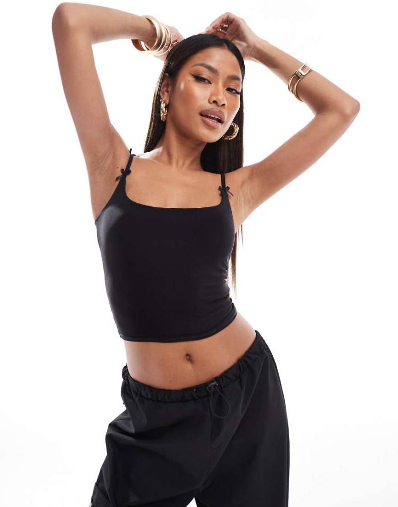 Kaiia - Exclusive - Doppellagiges, figurbetontes Camisole in Schwarz mit eckigem Ausschnitt und Schleifendetail von Kaiia