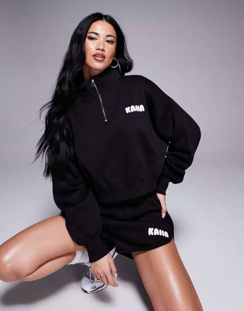 Kaiia - Cropped-Kapuzenpullover in Schwarz und Weiß mit Logo-Schaumprint und kurzem Reißverschluss, Kombiteil von Kaiia
