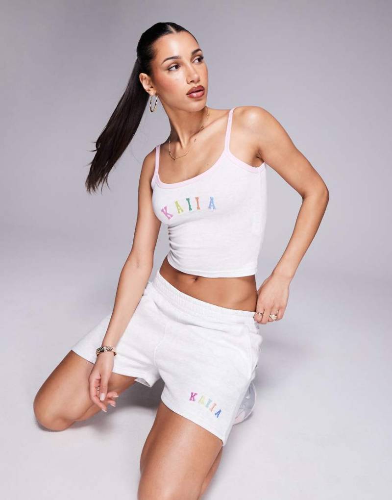 Kaiia - Cropped-Trägertop in Grau meliert mit aufgesticktem Regenbogen-Logo und kontrastierender Bordüre, Kombiteil von Kaiia