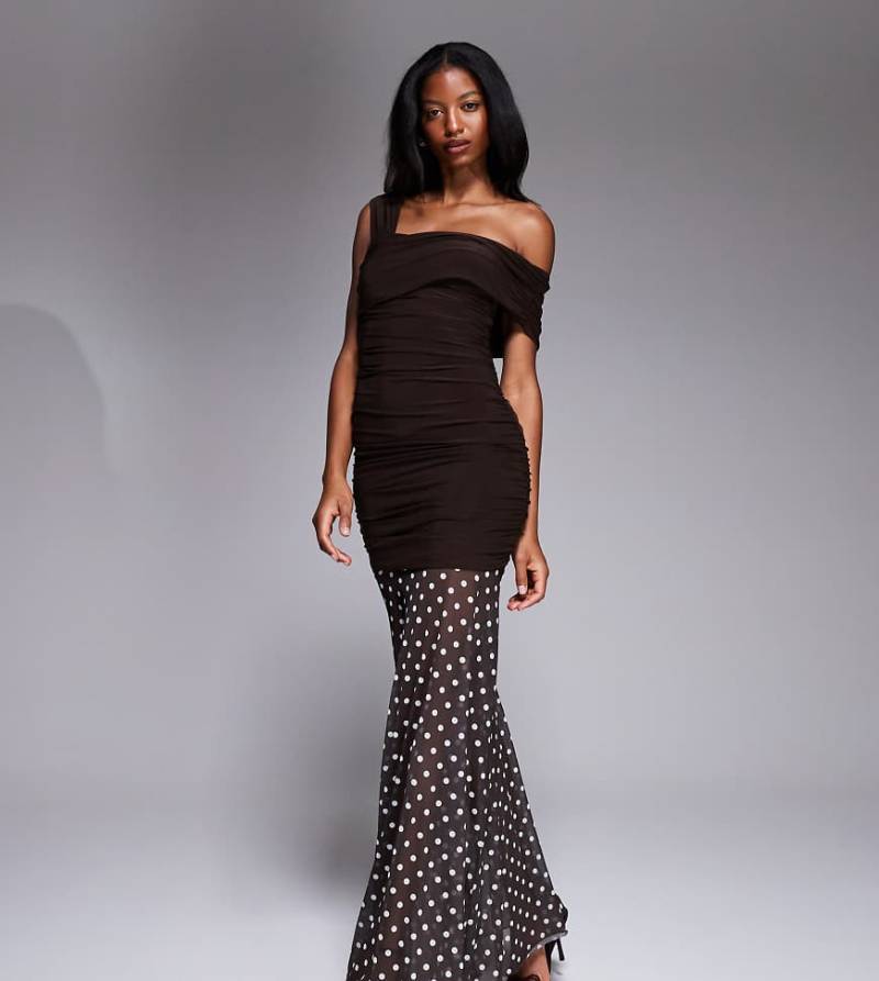 Kaiia - Exclusive - Anschmiegsames, doppellagiges, asymmetrisches Maxikleid in Schokobraun mit One-Shoulder-Träger, durchscheinendem Saum und Polka Dots-Bunt von Kaiia