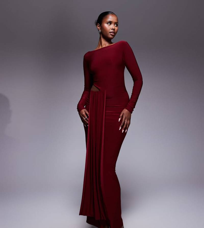 Kaiia - Exclusive - Anschmiegsames, doppellagiges Maxikleid in Burgunderrot mit Cut-out und drapiertem Detail von Kaiia