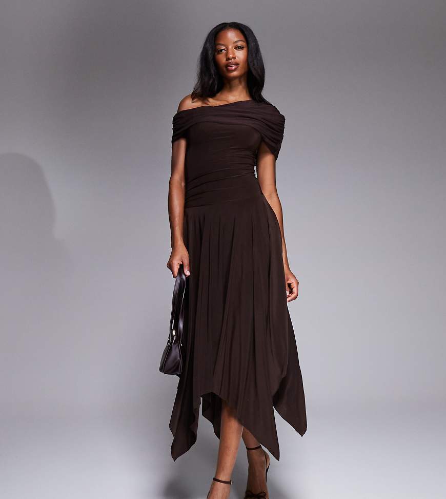 Kaiia -Exclusive - Anschmiegsames, doppellagiges Maxikleid in Schokobraun mit asymmetrisch drapiertem Design, tiefer Taille und Zipfelsaum-Brown von Kaiia