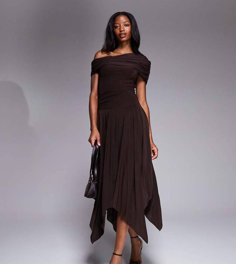 Kaiia -Exclusive - Anschmiegsames, doppellagiges Maxikleid in Schokobraun mit asymmetrisch drapiertem Design, tiefer Taille und Zipfelsaum-Brown von Kaiia