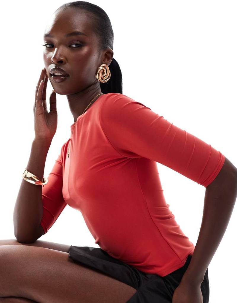 Kaiia - Exclusive - Anschmiegsames, doppellagiges Oberteil in Rot mit 3/4-Ärmeln von Kaiia