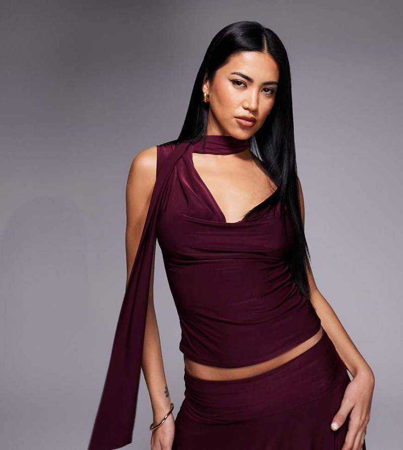 Kaiia - Exclusive - Anschmiegsames, doppellagiges Oberteil in dunklem Kirschrot mit Wasserfallausschnitt und Schaldetail von Kaiia