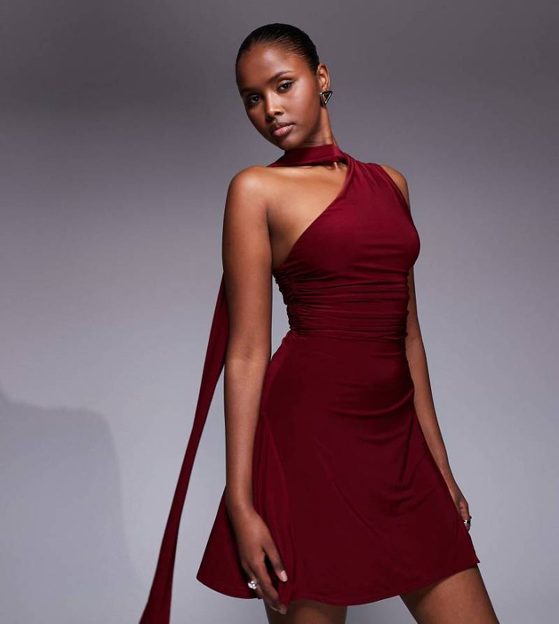 Kaiia - Exclusive - Anschmiegsames, doppellagiges One-Shoulder-Maxikleid im Skaterstil in Burgunderrot mit Schaldetail-Bunt von Kaiia