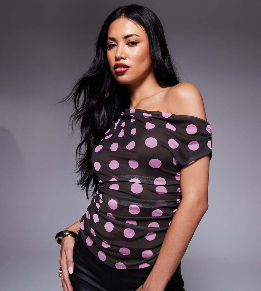 Kaiia - Exclusive - Anschmiegsames, doppellagiges Trägertop aus Netzstoff in Braun und Rosa gepunktet mit drapiertem Off-Shoulder-Träger-Bunt von Kaiia