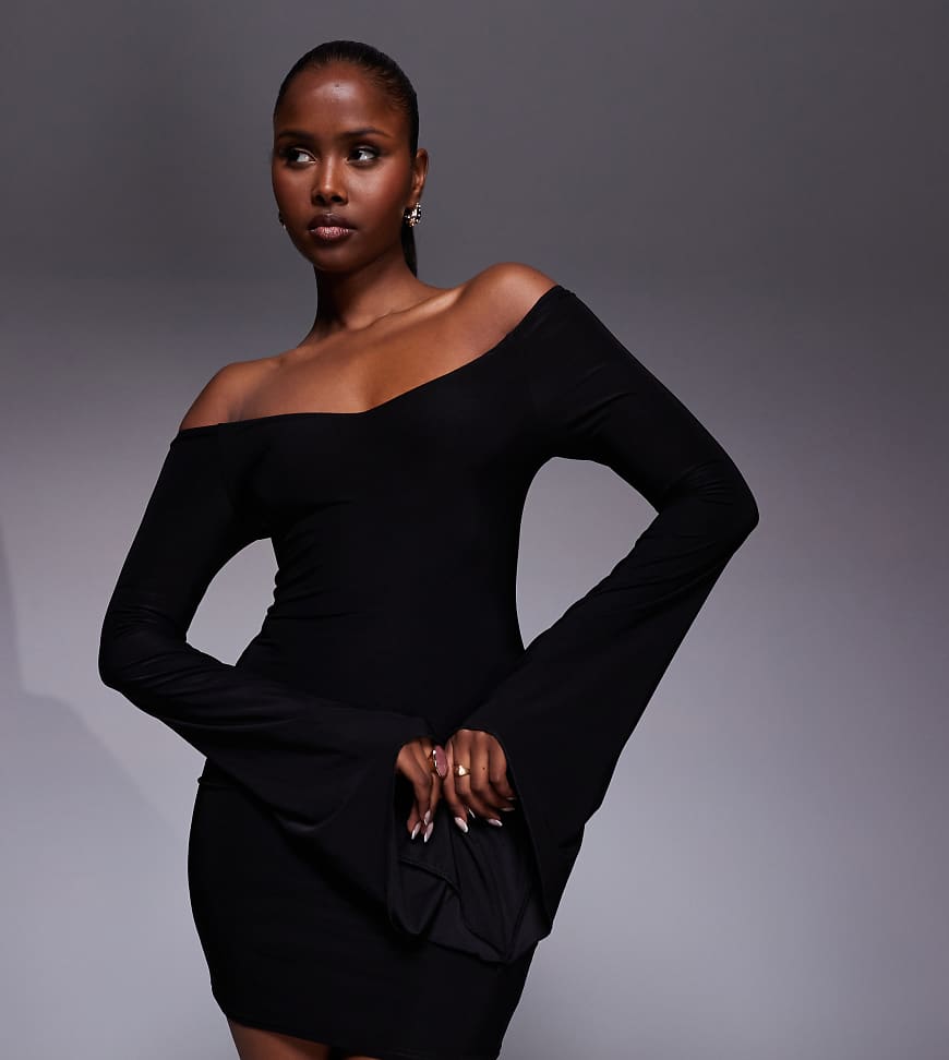 Kaiia - Exclusive - Anschmiegsames, doppellagiges und schulterfreies Minikleid in Schwarz mit drapierten Trompetenärmeln von Kaiia