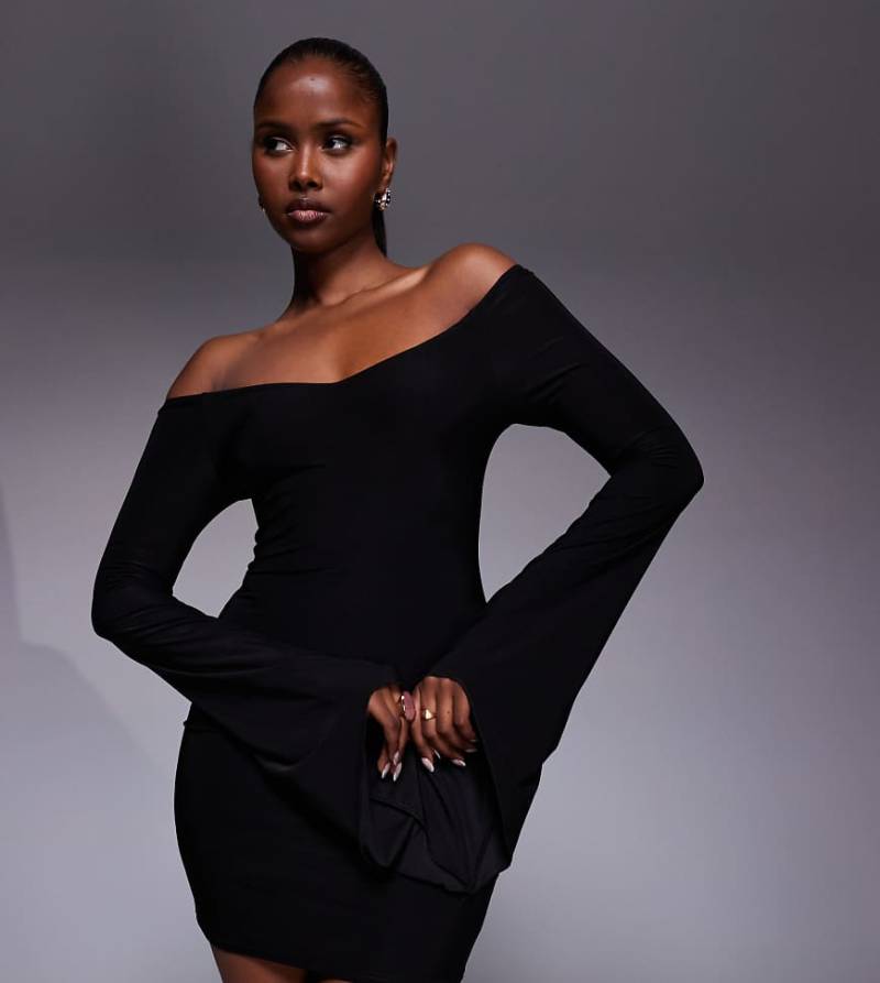 Kaiia - Exclusive - Anschmiegsames, doppellagiges und schulterfreies Minikleid in Schwarz mit drapierten Trompetenärmeln von Kaiia