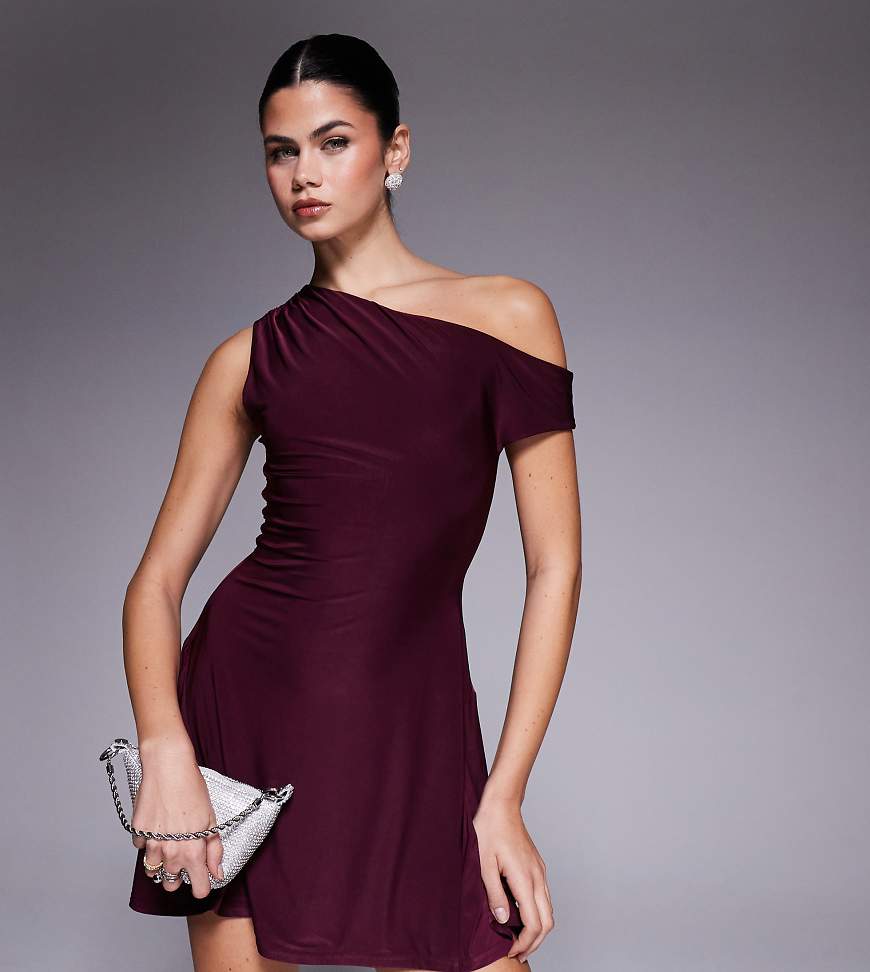 Kaiia - Exclusive - Anschmiegsames, schulterfreies und doppellagiges Skater-Minikleid in dunklem Kirschrot mit drapiertem Taillendetail von Kaiia