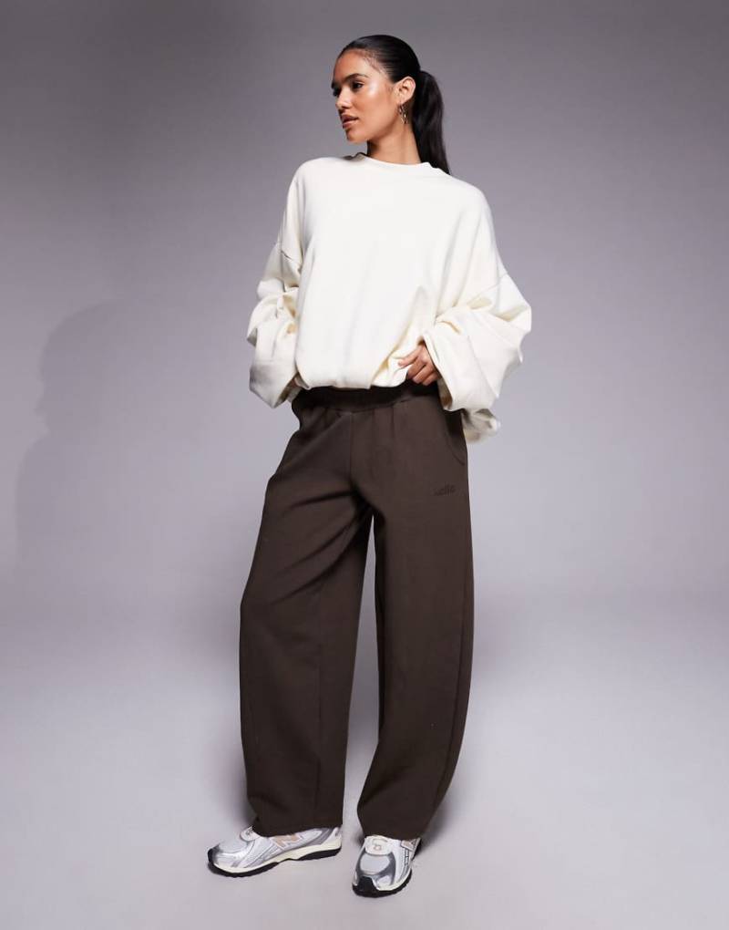 Kaiia - Exclusive - Barrel-Jogginghose in Schokobraun mit Ziernaht und hohem Baumwollanteil-Brown von Kaiia