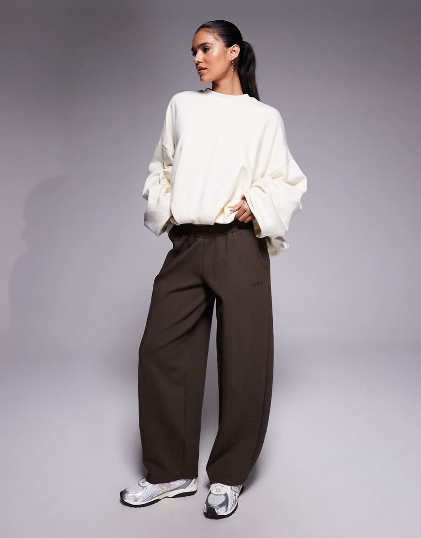 Kaiia - Exclusive - Barrel-Jogginghose in Schokobraun mit Ziernaht und hohem Baumwollanteil-Brown von Kaiia