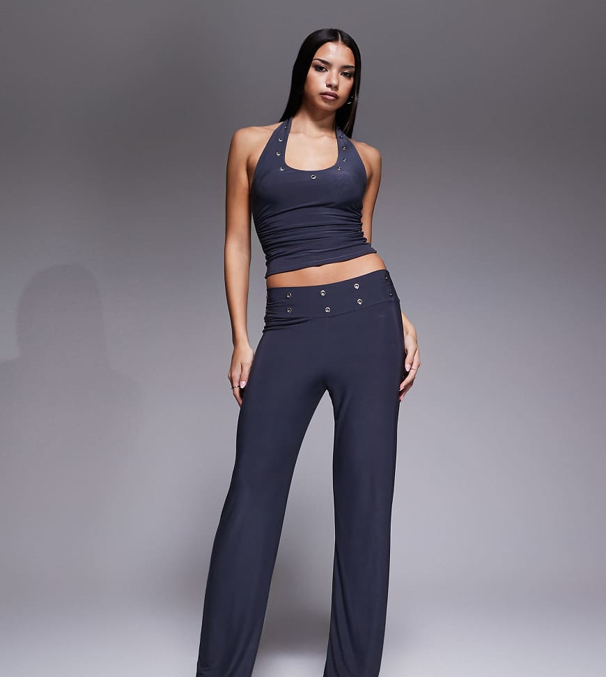 Kaiia - Exclusive - Doppellagige, figurbetonte Hose in Grau mit Ösenverzierung am Bund und weitem Bein, Kombiteil von Kaiia