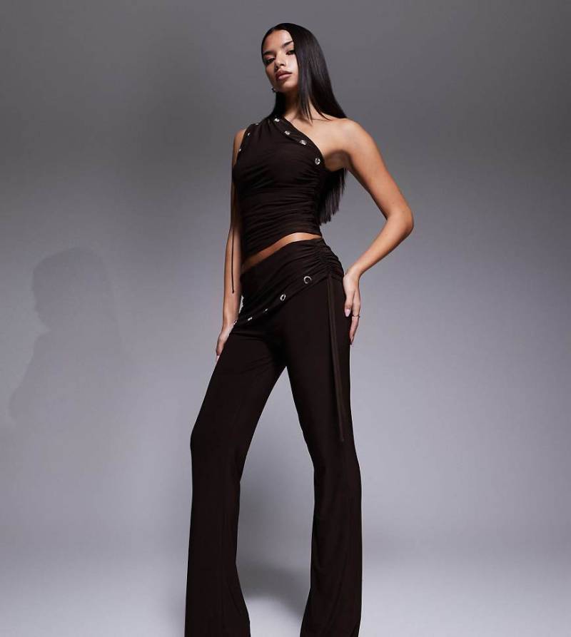 Kaiia - Exclusive - Doppellagige, figurbetonte Hose in Schokoladenbraun mit Raffung, Umschlagbund und Ösendetail, Kombiteil-Brown von Kaiia