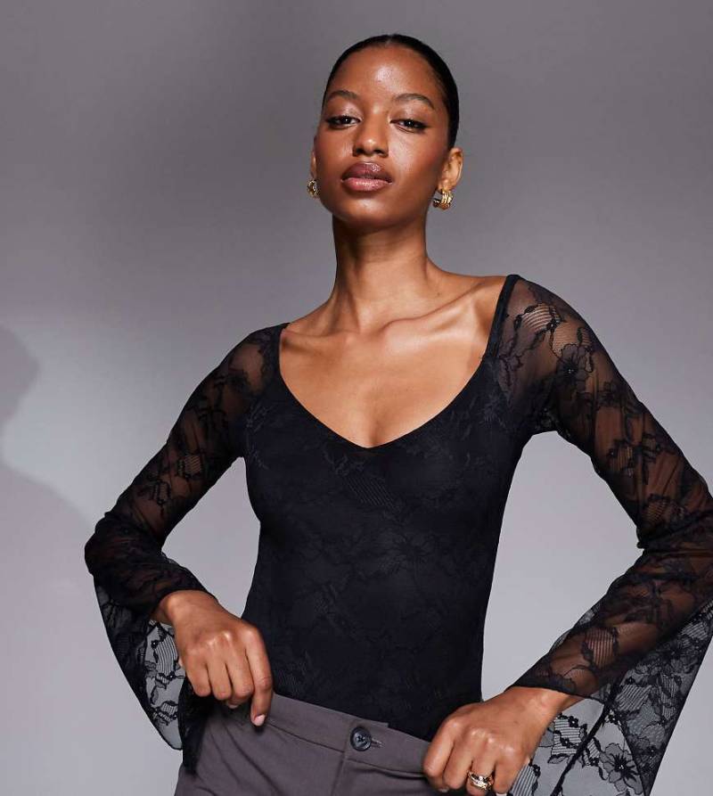 Kaiia - Exclusive - Doppellagiger, anschmiegsamer Body aus Spitze in Schwarz mit V-Ausschnitt und drapiertem Ärmeldetail von Kaiia