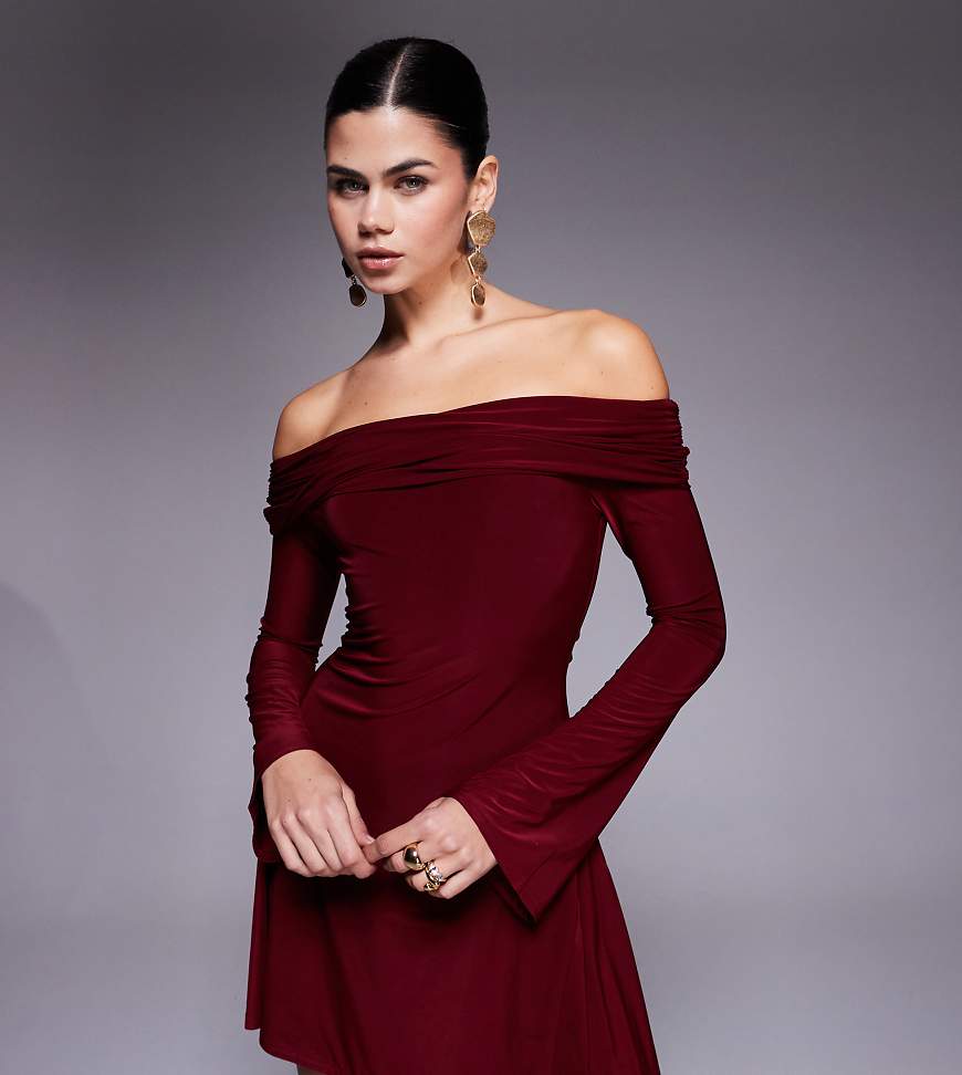 Kaiia - Exclusive - Doppellagiges, anschmiegsames Bardot-Skater-Minikleid in Burgunderrot von Kaiia