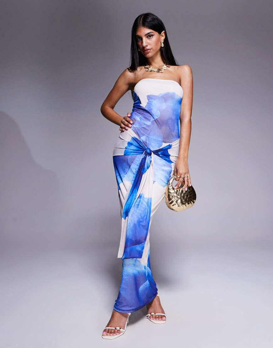 Kaiia - Exclusive - Doppellagiges, figurbetontes Netzstoff-Maxikleid in Blau und Elfenbeinweiß mit Blumenmuster, Drapierung und gebundener Taille von Kaiia