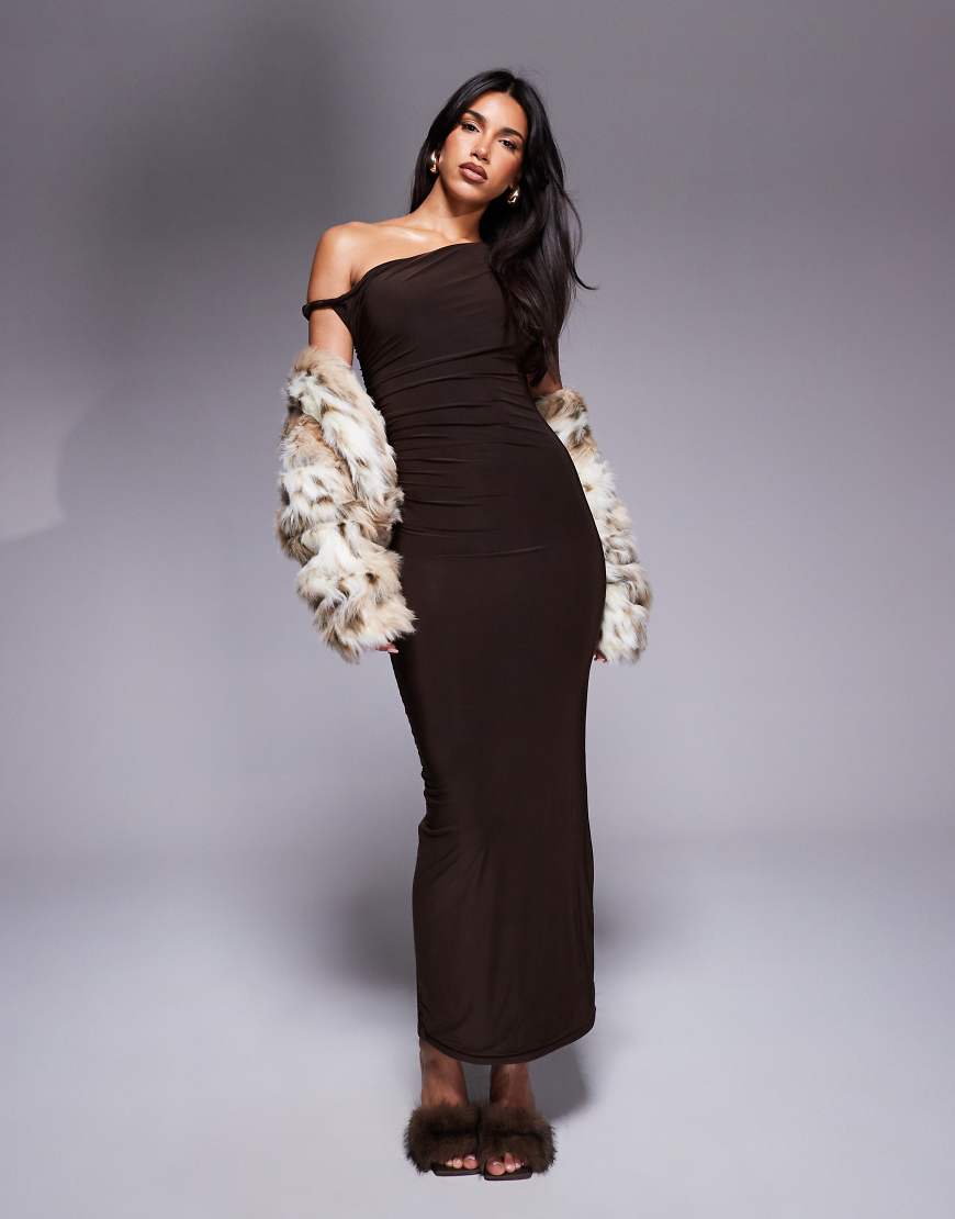 Kaiia - Exclusive - Figurbetontes, doppellagiges Bodycon-Maxikleid in Schokobraun mit verdrehtem Off-Shoulder-Träger von Kaiia