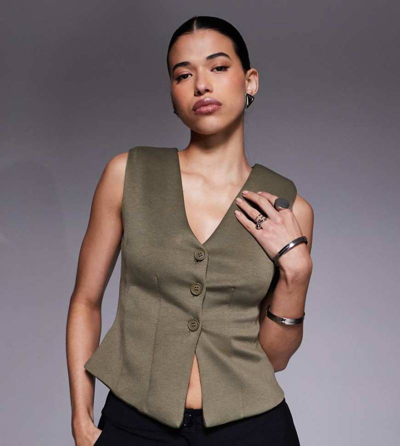 Kaiia - Exclusive - Hochwertige, weiche Weste in Olivgrün mit Knopfleiste und tailliertem Schnitt von Kaiia