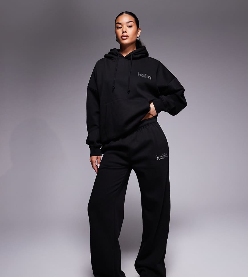 Kaiia - Exclusive - Jogginghose mit hohem Baumwollanteil in Schwarz, weitem Bein und strassbesetztem Logo, Kombiteil von Kaiia