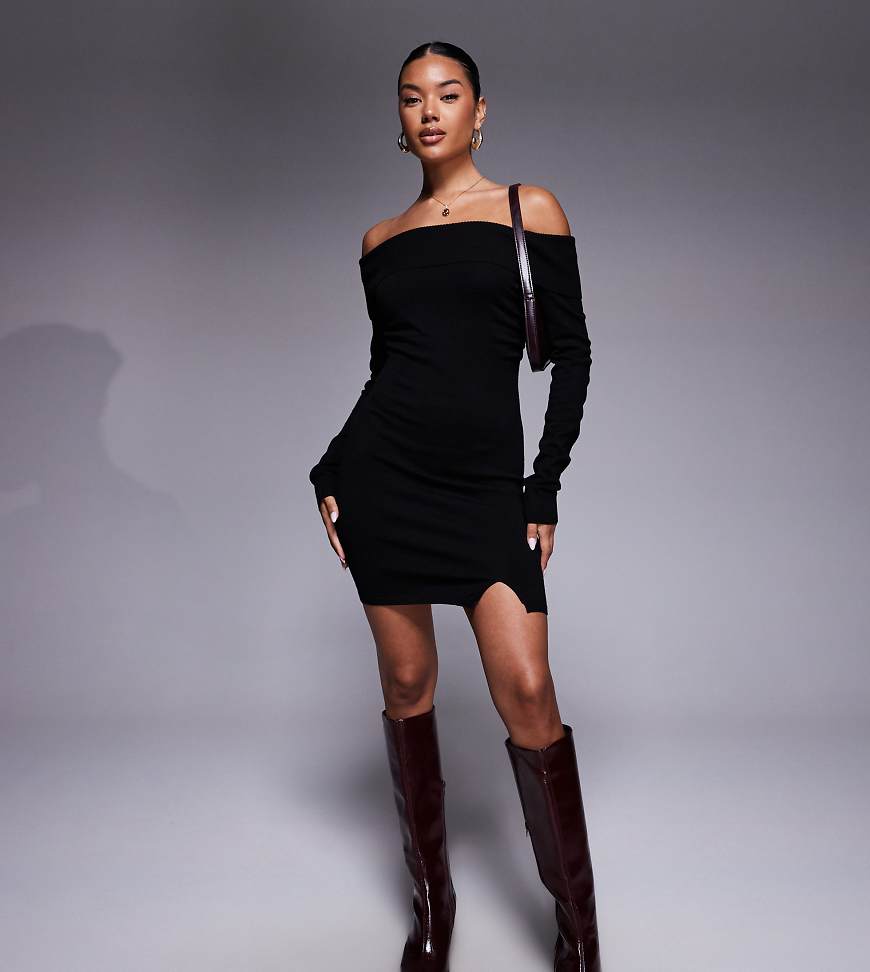 Kaiia - Exclusive - Kurzes geripptes Strickkleid in Schwarz mit Seitenschlitz und Carmen-Ausschnitt von Kaiia