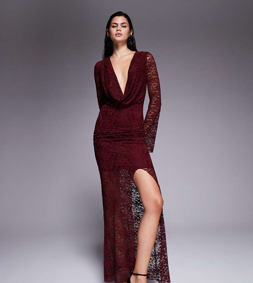 Kaiia - Exclusive - Maxikleid aus Spitze in Burgunderrot mit Wasserfallausschnitt, ausgestellten Ärmeln und Schlitz am Oberschenkel von Kaiia